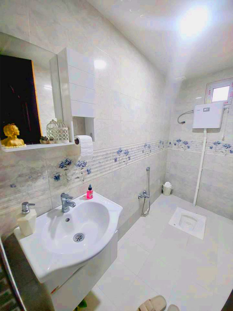 تصویر یک ویلای فلت روستایی که محوطه سازی شده و از چمن مصنوعی استفاده شده