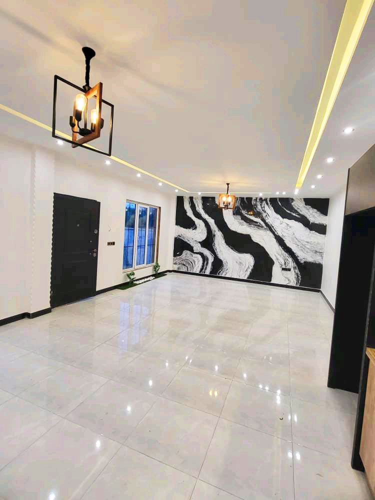 تصویر یک ویلای نما مدرن و محوطه سازی شده با موزاییک و چمن مصنوعی