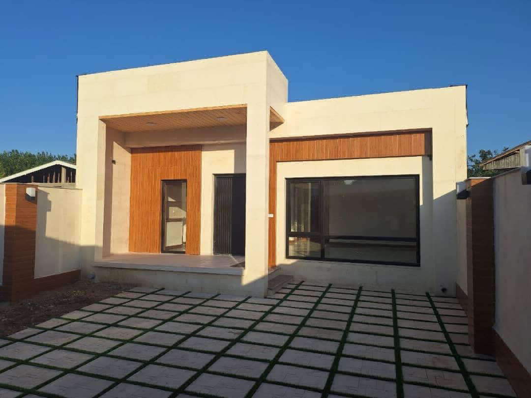 تصویر یک ویلای نما مدرن و محوطه سازی شده با موزاییک و چمن مصنوعی