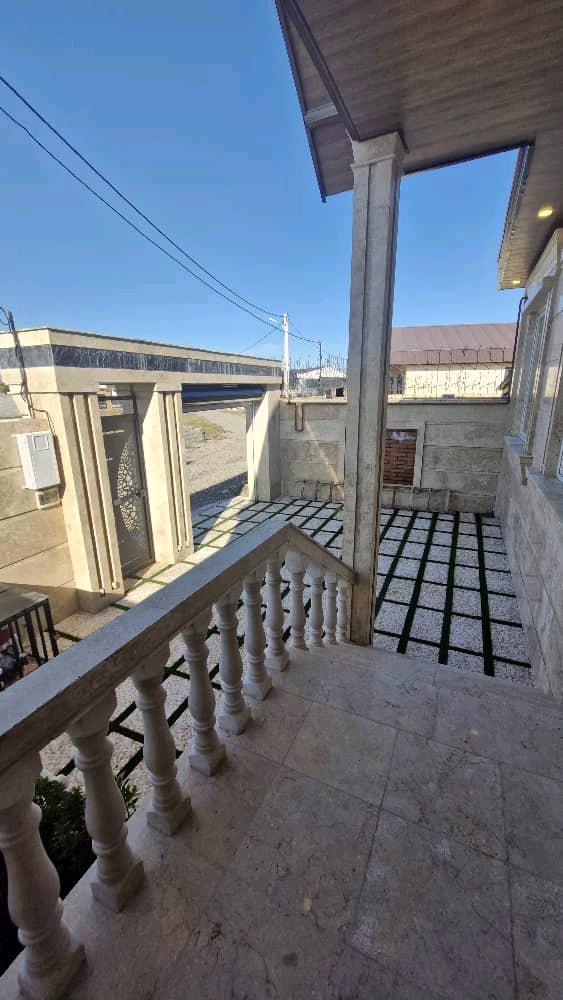 تصویر یه ویلای فلت در موقعیت شهری با محوطه بزرگ