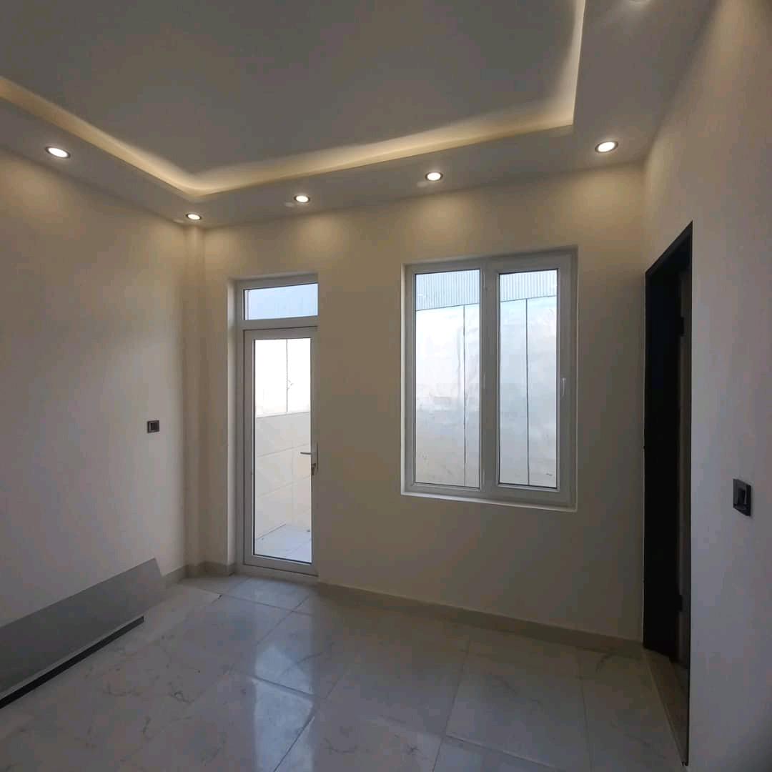 تصویر یک ویلای فلت روستایی که محوطه سازی شده و از چمن مصنوعی استفاده شده