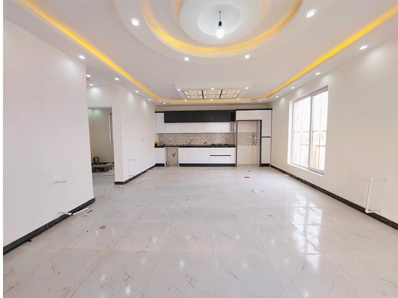 تصویر یک ویلای نما کلاسیک و محوطه سازی شده با موزاییک و چمن مصنوعی