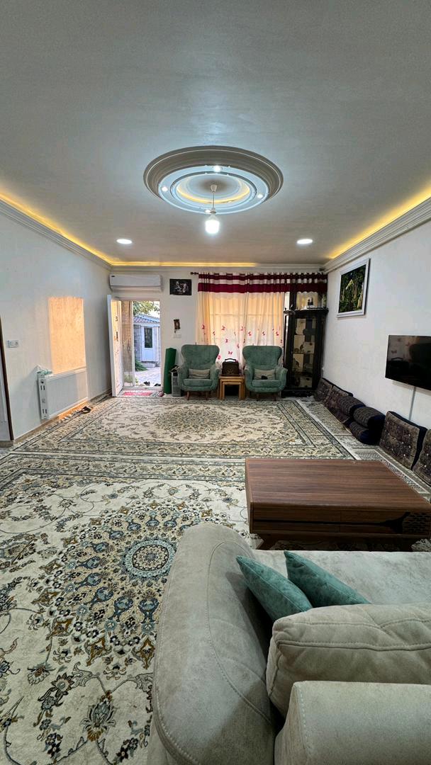 یک ویلای نما سنگ با حیاط بزرگ