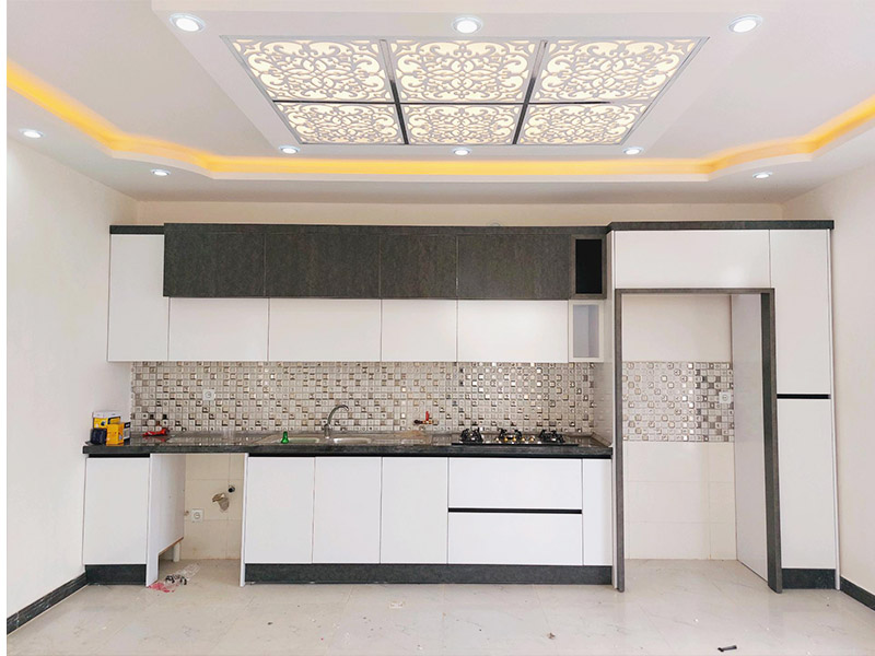 تصویر یک ویلای نما کلاسیک و محوطه سازی شده با موزاییک و چمن مصنوعی