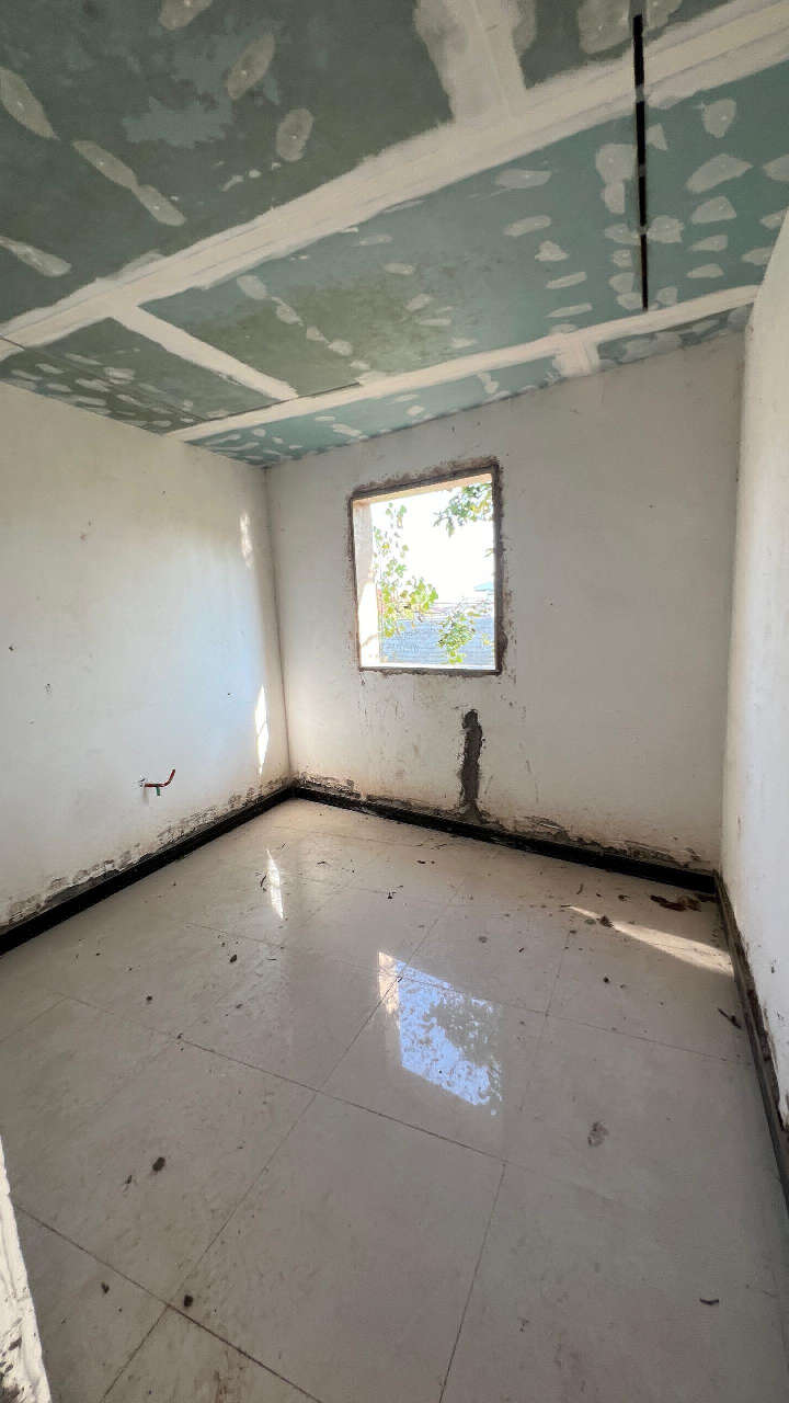 تصویر یک ویلای نما مدرن و محوطه سازی شده با موزاییک و چمن مصنوعی