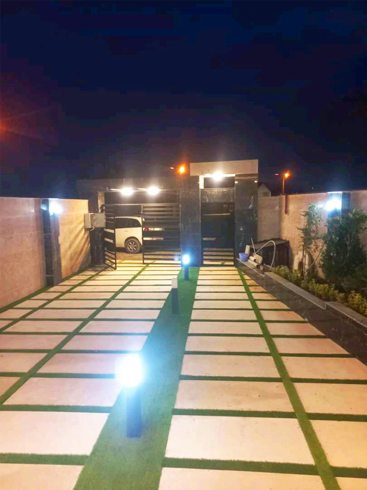 تصویر یک ویلای نما مدرن و محوطه سازی شده با موزاییک و چمن مصنوعی