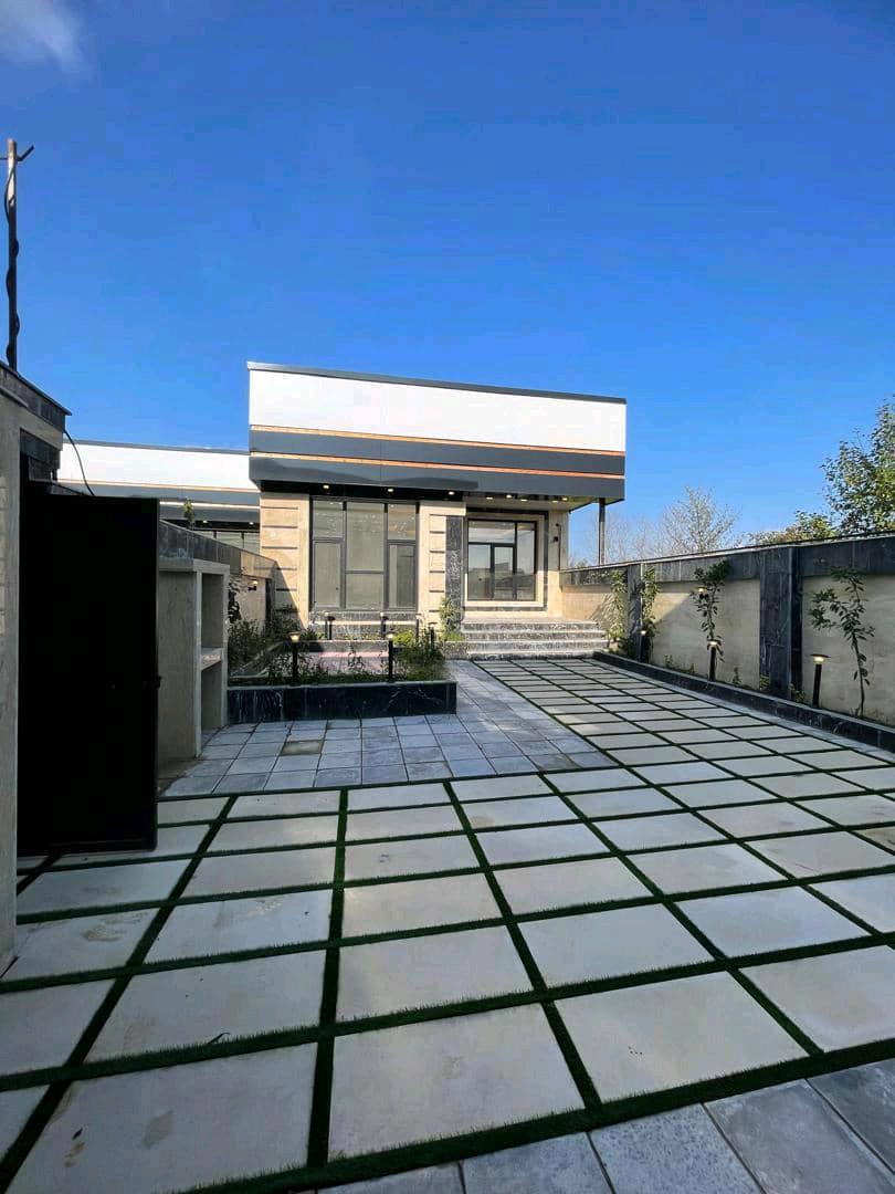 تصویر یه ویلای فلت در موقعیت شهری با محوطه بزرگ