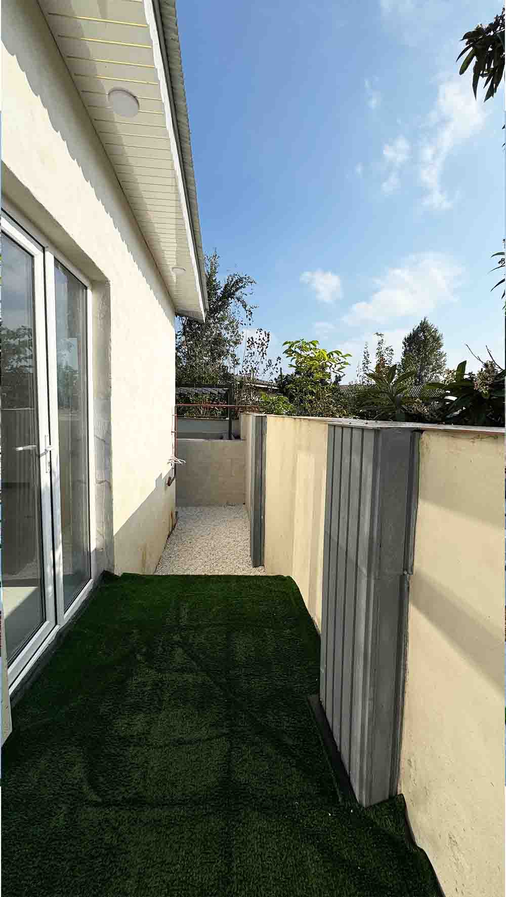 یه ویلای نوساز نما مدرن با محوطه سازی موزاییک و چمن مصنوعی