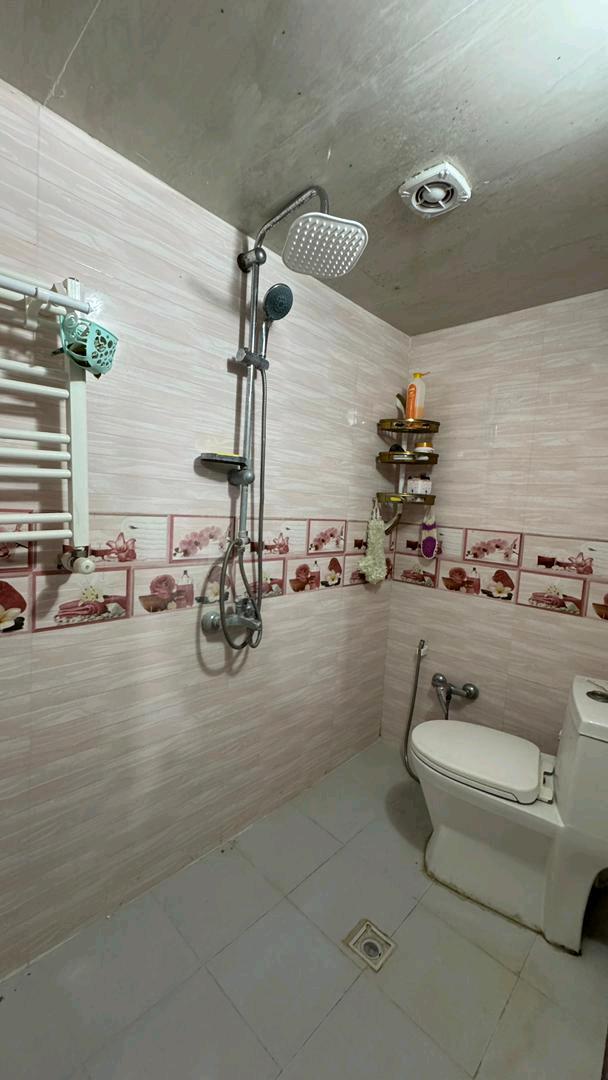 یک ویلای نما سنگ با حیاط بزرگ