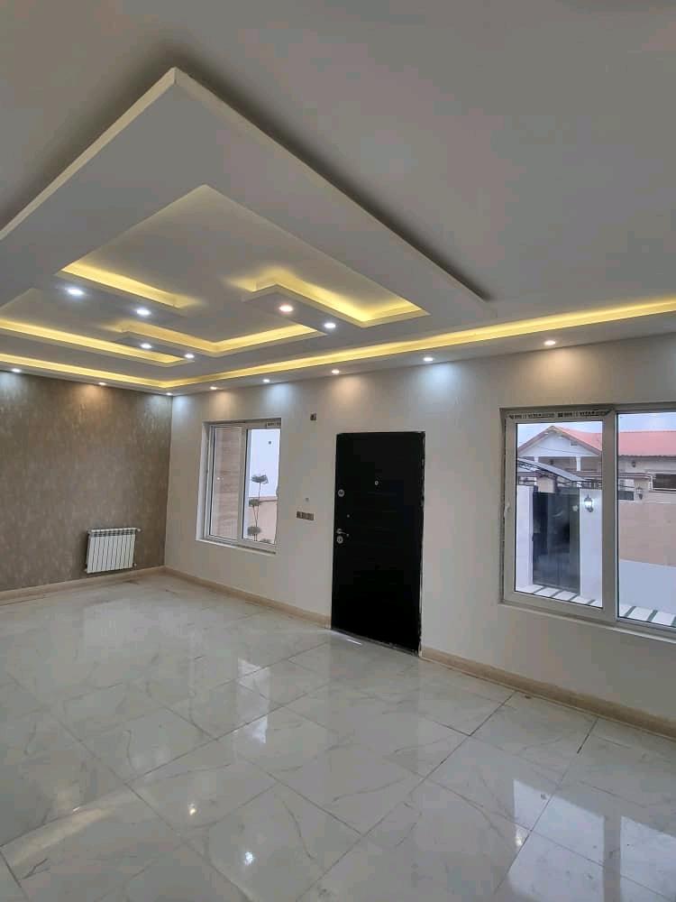 تصویر یک ویلای نما مدرن و محوطه سازی شده با موزاییک و چمن مصنوعی