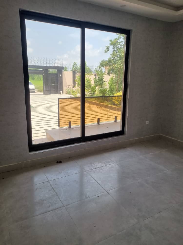 تصویر یه ویلای فلت در موقعیت روستایی با محوطه بزرگ