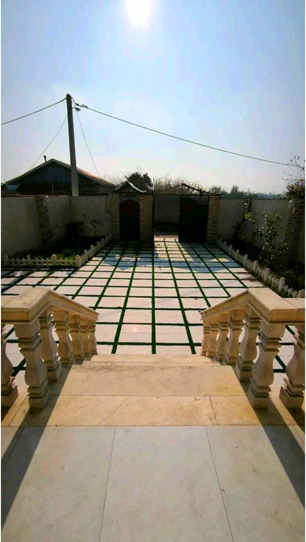 تصویر یه ویلای فلت در موقعیت روستایی با محوطه بزرگ