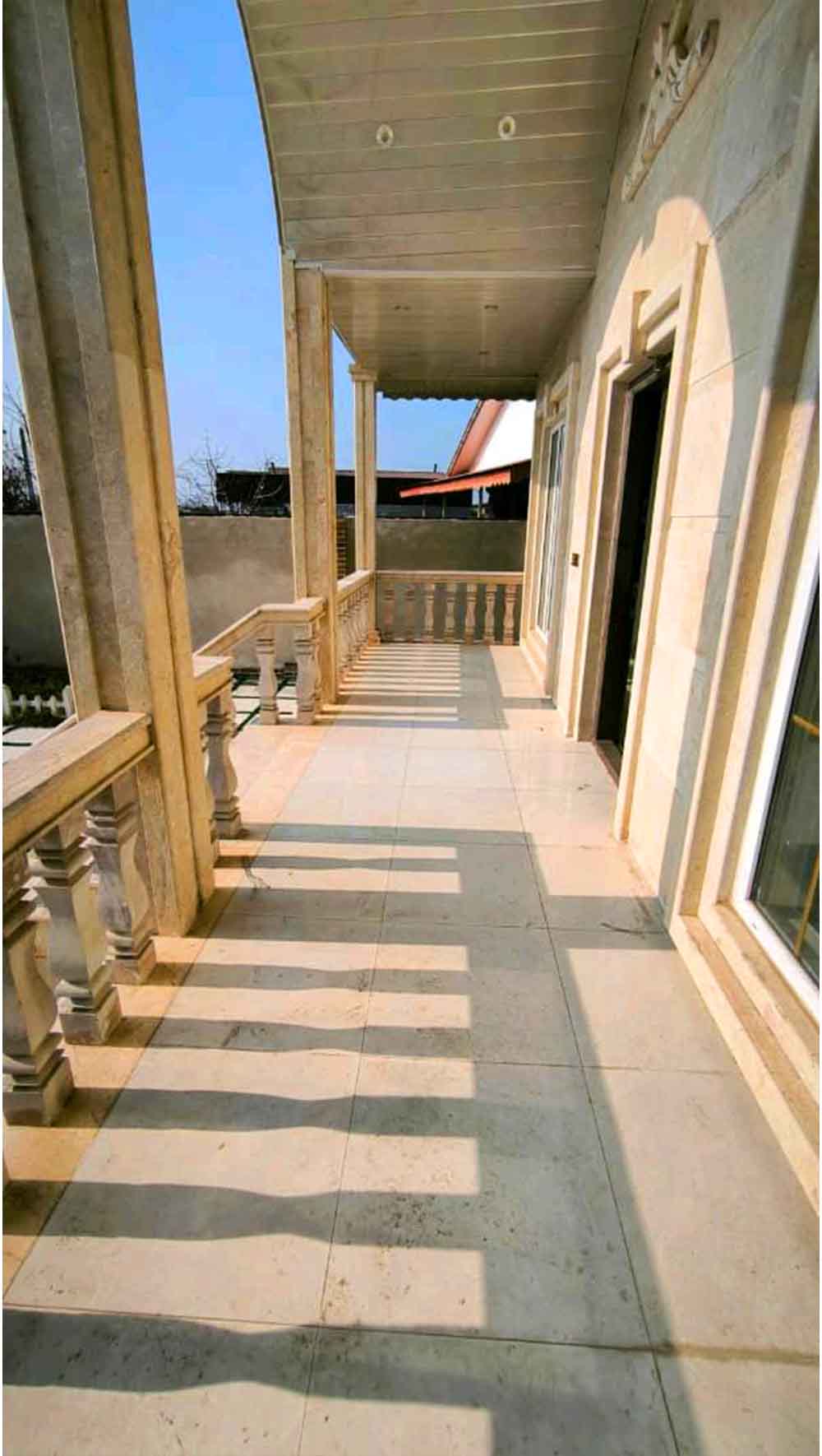 تصویر یه ویلای فلت در موقعیت روستایی با محوطه بزرگ