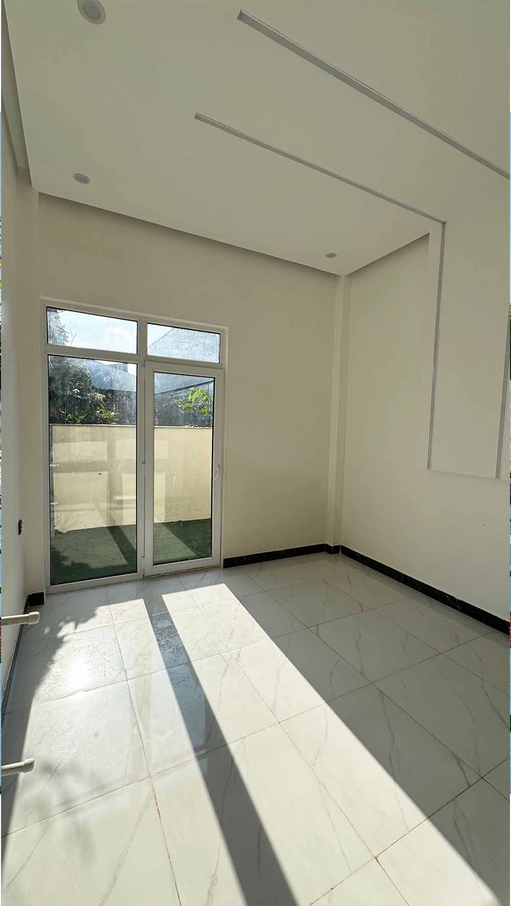 یه ویلای نوساز نما مدرن با محوطه سازی موزاییک و چمن مصنوعی