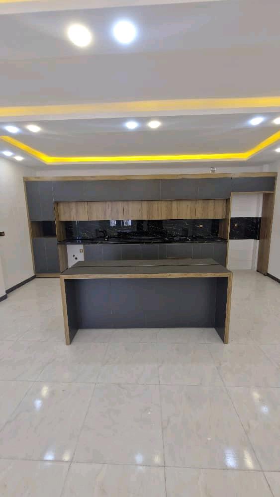 تصویر یه ویلای فلت در موقعیت شهری با محوطه بزرگ