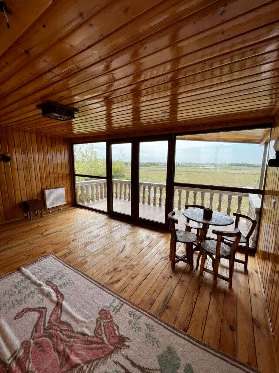 تصویر یک ویلای نما مدرن و محوطه سازی شده با موزاییک و چمن مصنوعی