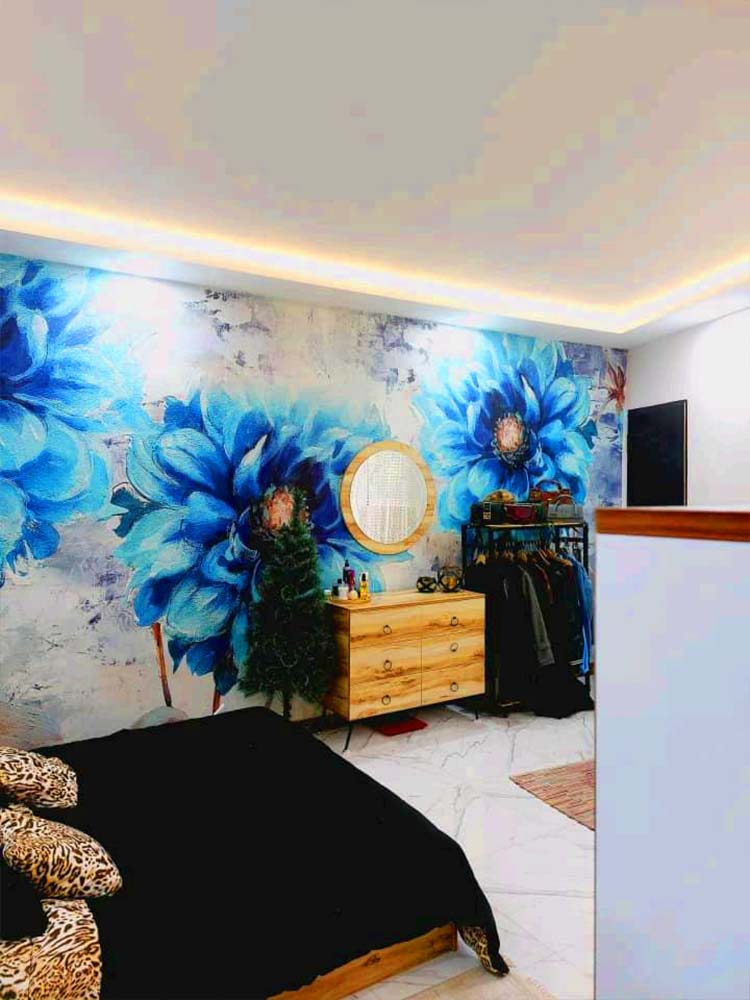 تصویر یک ویلای فلت روستایی که محوطه سازی شده و از چمن مصنوعی استفاده شده