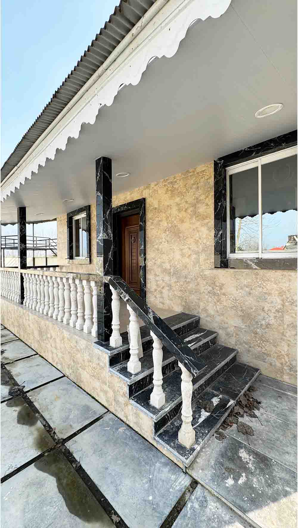 یک ویلای نوساز در دل طبیعت و نزدیک دریا