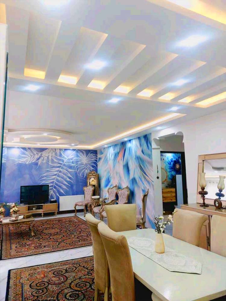 تصویر یک ویلای فلت روستایی که محوطه سازی شده و از چمن مصنوعی استفاده شده