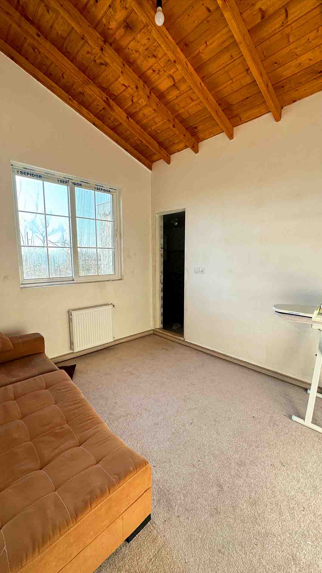 تصویر یک ویلای فلت روستایی که محوطه سازی شده و از چمن مصنوعی استفاده شده