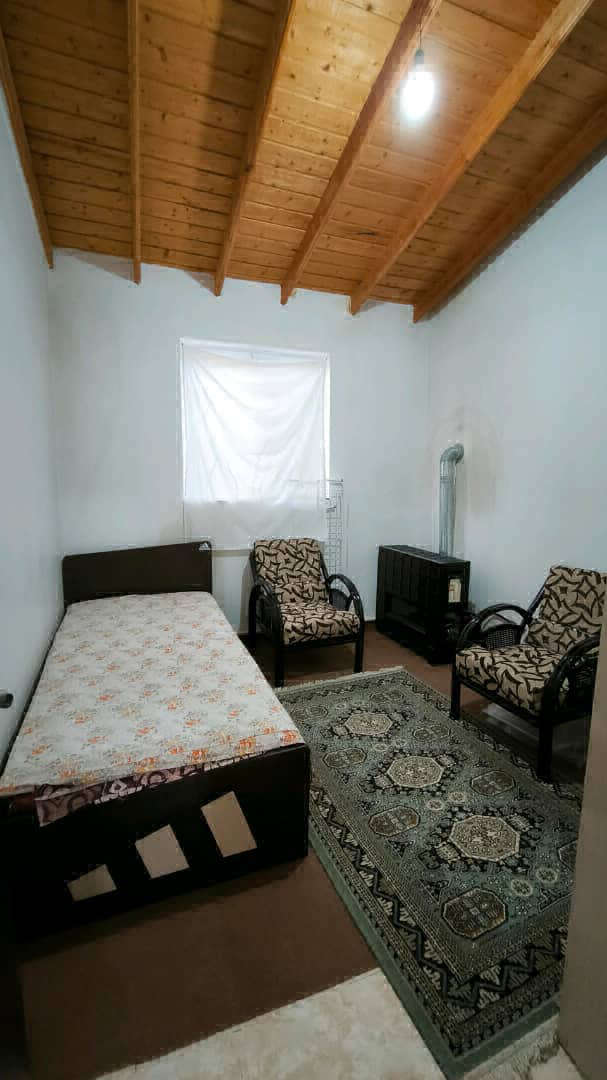 تصویر یه ویلای فلت در موقعیت روستایی با محوطه بزرگ