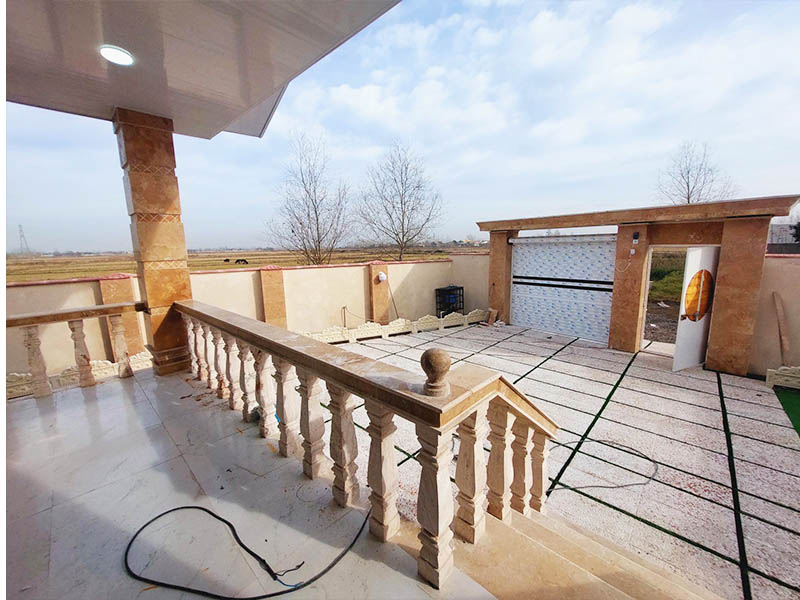 تصویر یک ویلای نما کلاسیک و محوطه سازی شده با موزاییک و چمن مصنوعی