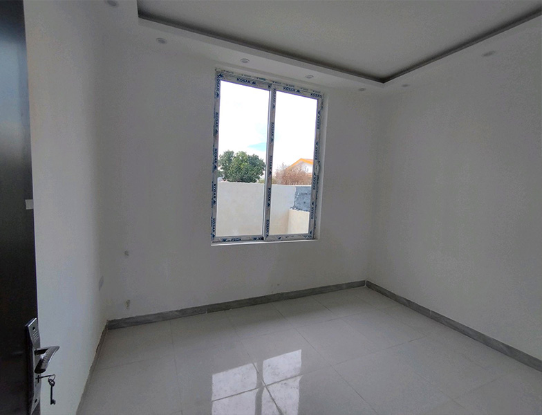 تصویر یک ویلای فلت روستایی که محوطه سازی شده و از چمن مصنوعی استفاده شده