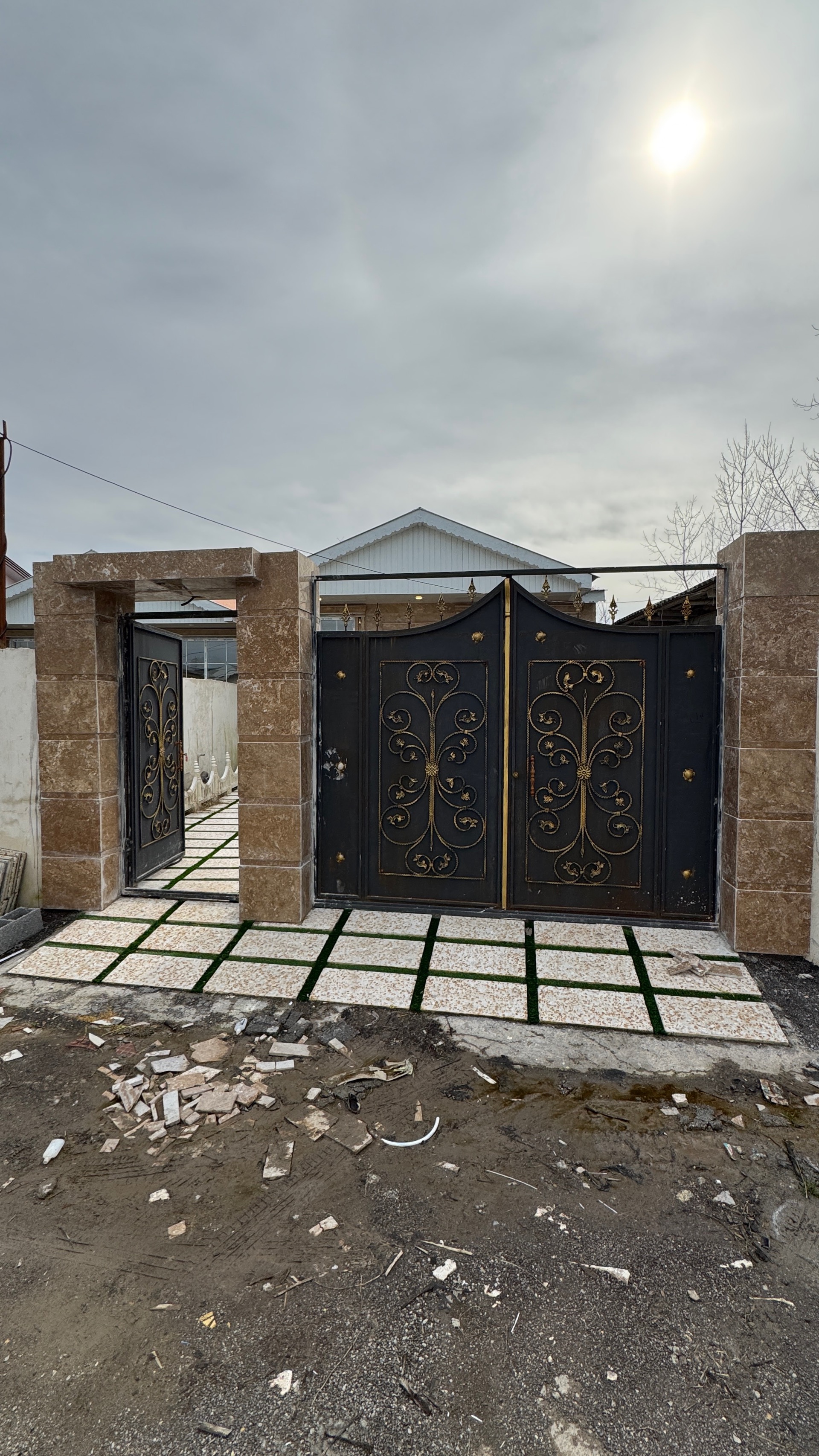 تصویر یه ویلای فلت در موقعیت روستایی با محوطه بزرگ