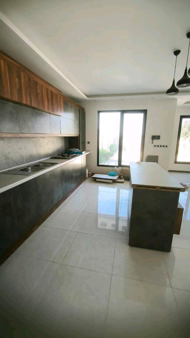 تصویر یه ویلای فلت در موقعیت شهری با محوطه بزرگ