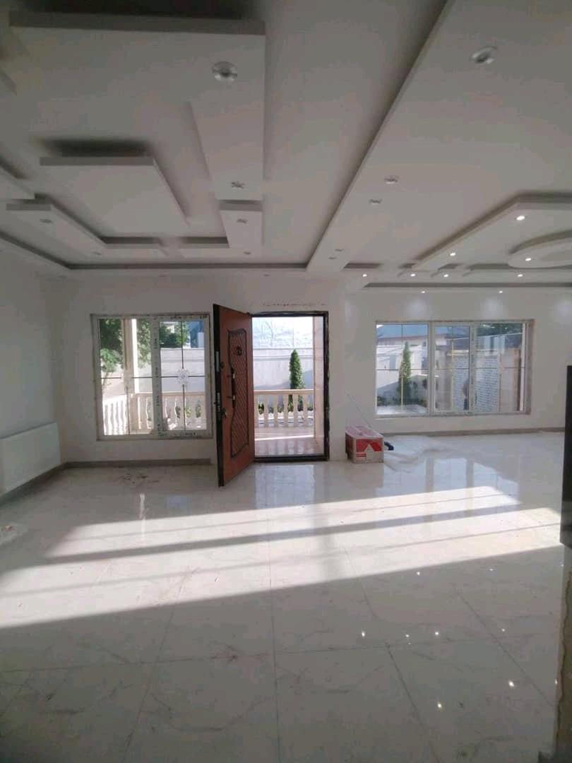 تصویر یک ویلای فلت روستایی که محوطه سازی شده و از چمن مصنوعی استفاده شده