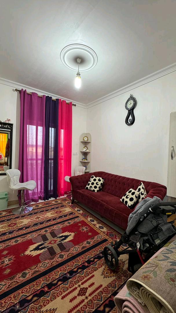 یک ویلای نما سنگ با حیاط بزرگ