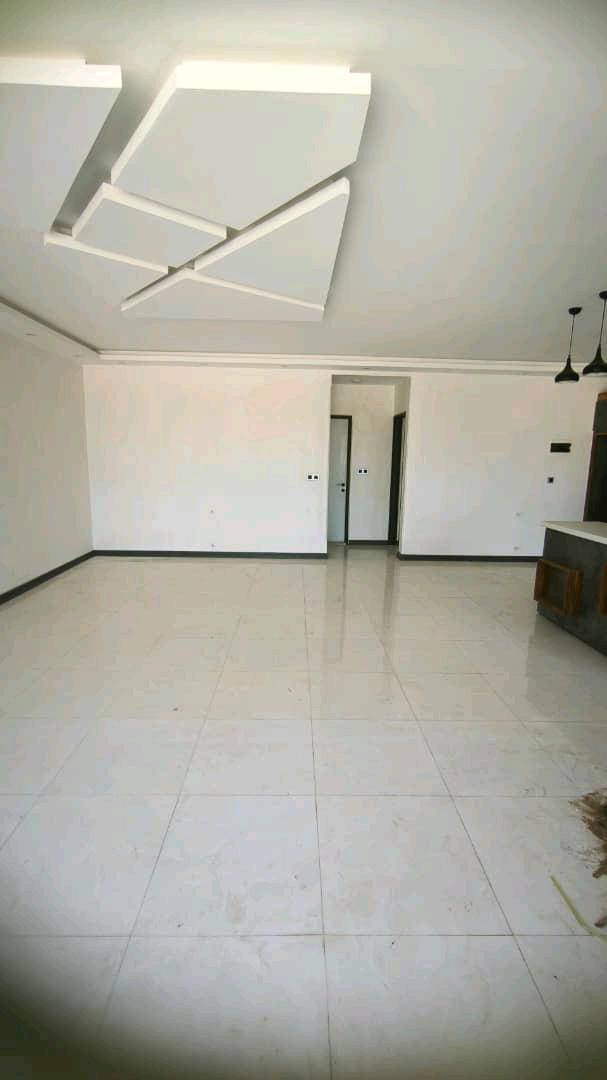 تصویر یه ویلای فلت در موقعیت شهری با محوطه بزرگ