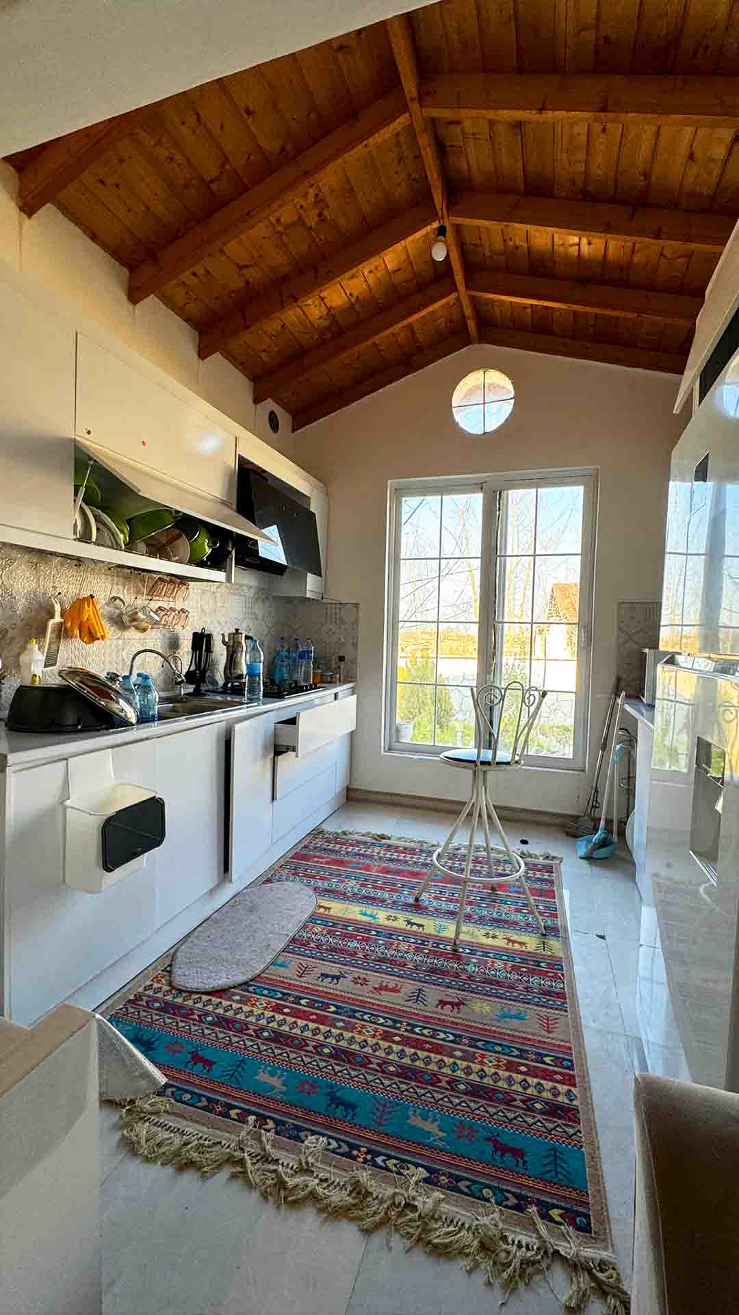 تصویر یک ویلای فلت روستایی که محوطه سازی شده و از چمن مصنوعی استفاده شده