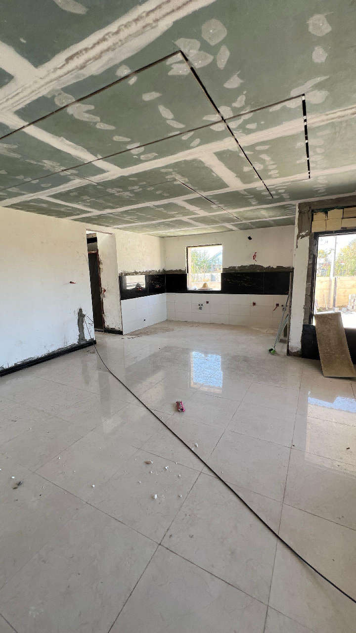 تصویر یک ویلای نما مدرن و محوطه سازی شده با موزاییک و چمن مصنوعی