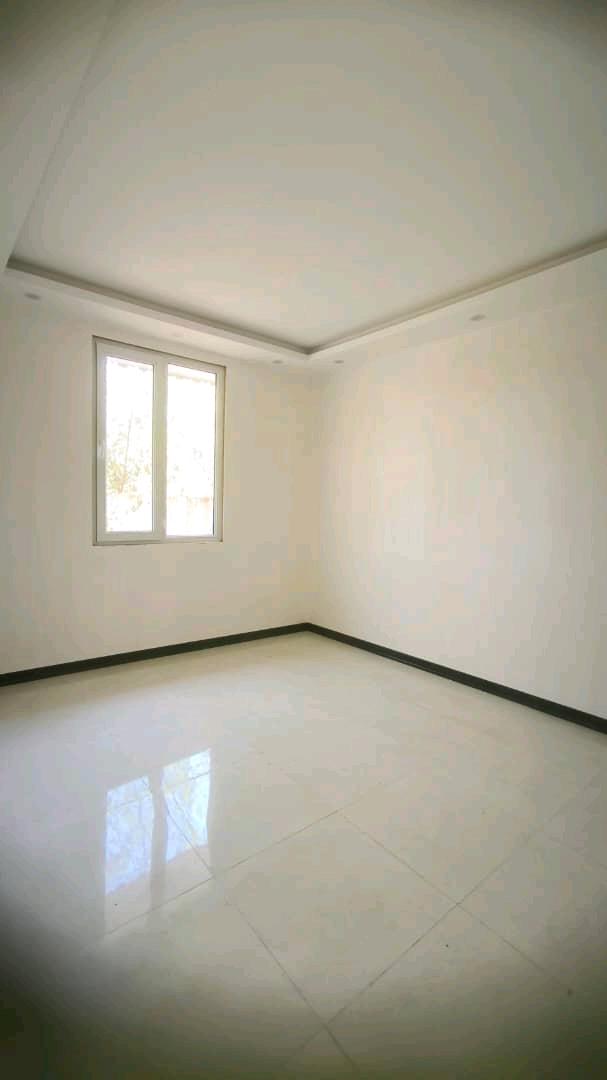 تصویر یه ویلای فلت در موقعیت شهری با محوطه بزرگ