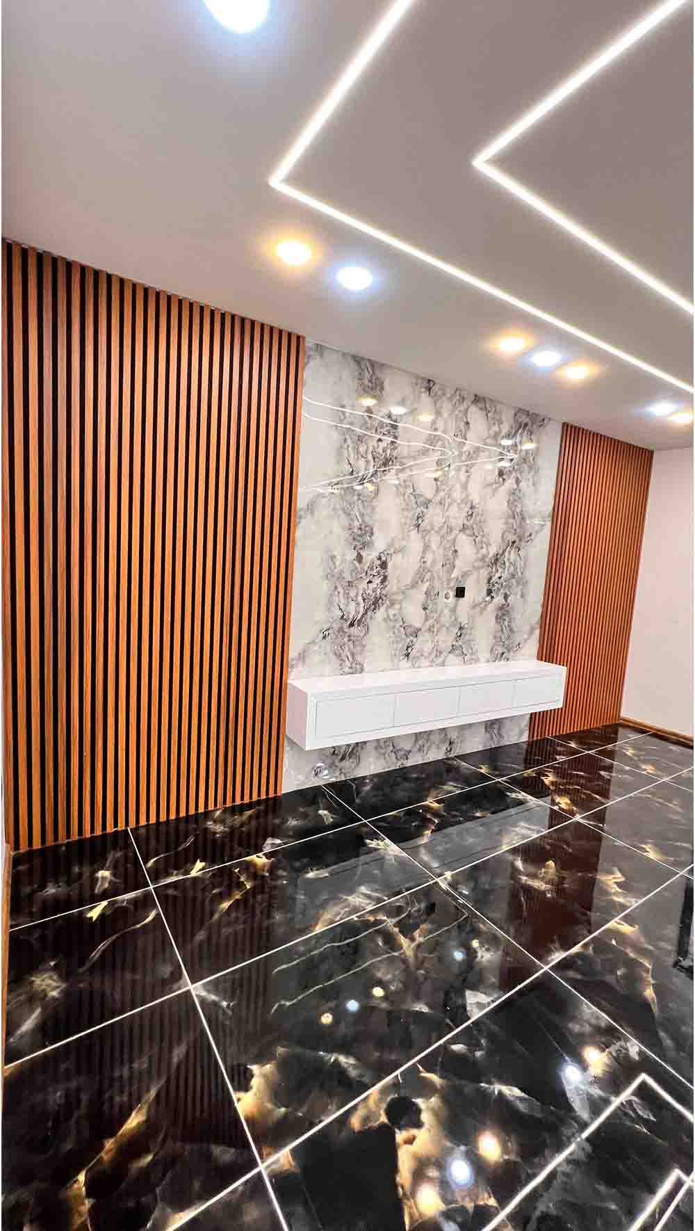 تصویر یک ویلای نما مدرن و محوطه سازی شده با موزاییک و چمن مصنوعی