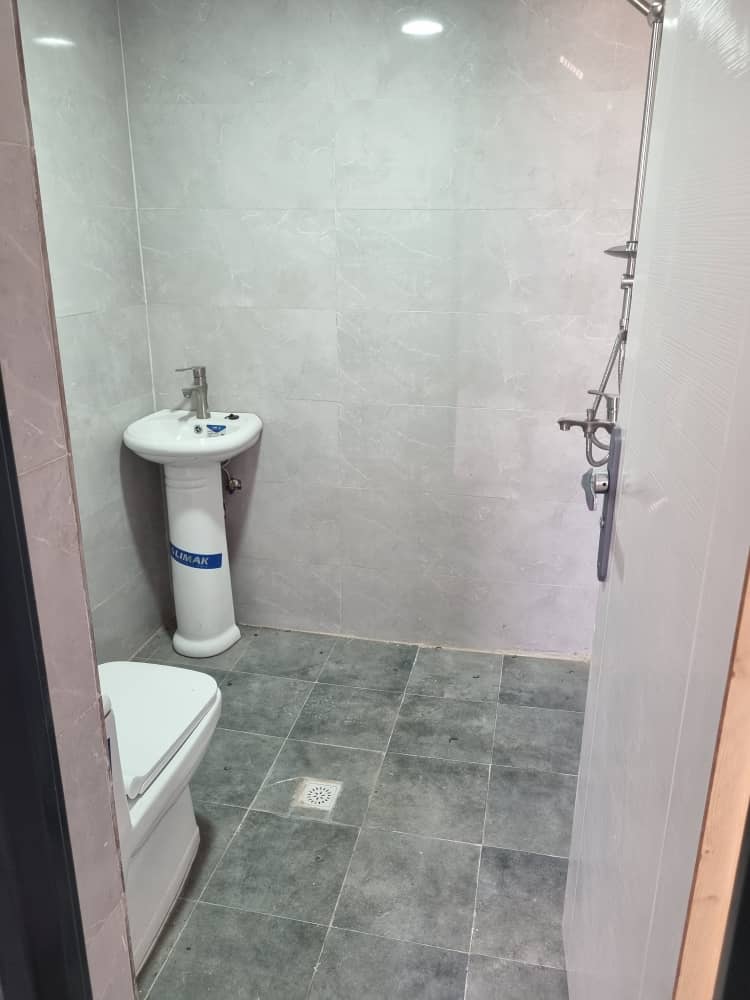 تصویر یه ویلای فلت در موقعیت روستایی با محوطه بزرگ