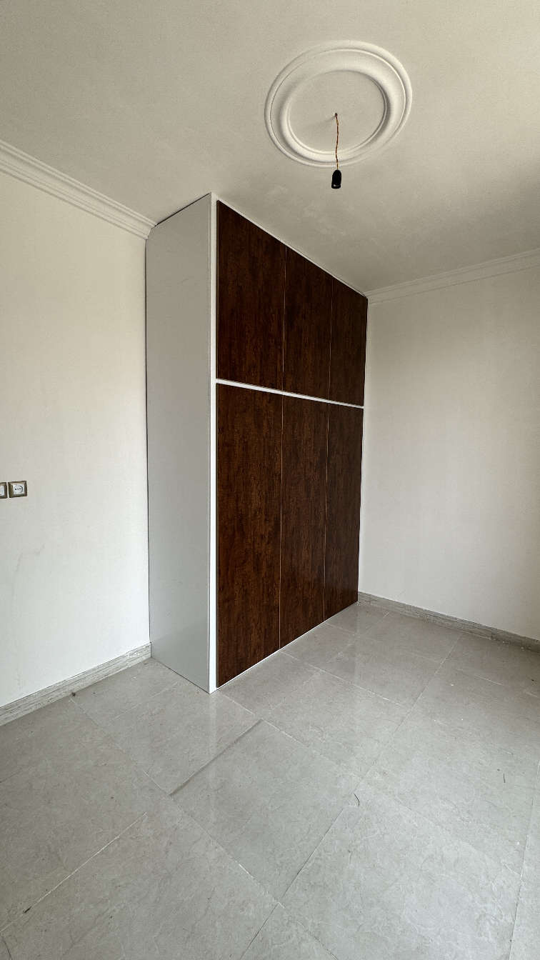 تصویر یک ویلای فلت روستایی که محوطه سازی شده و از چمن مصنوعی استفاده شده