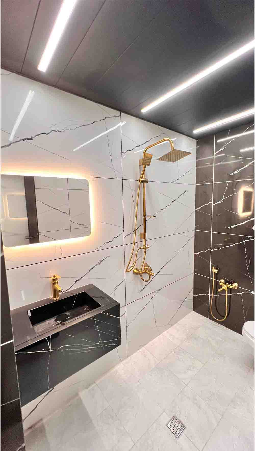 تصویر یک ویلای نما مدرن و محوطه سازی شده با موزاییک و چمن مصنوعی