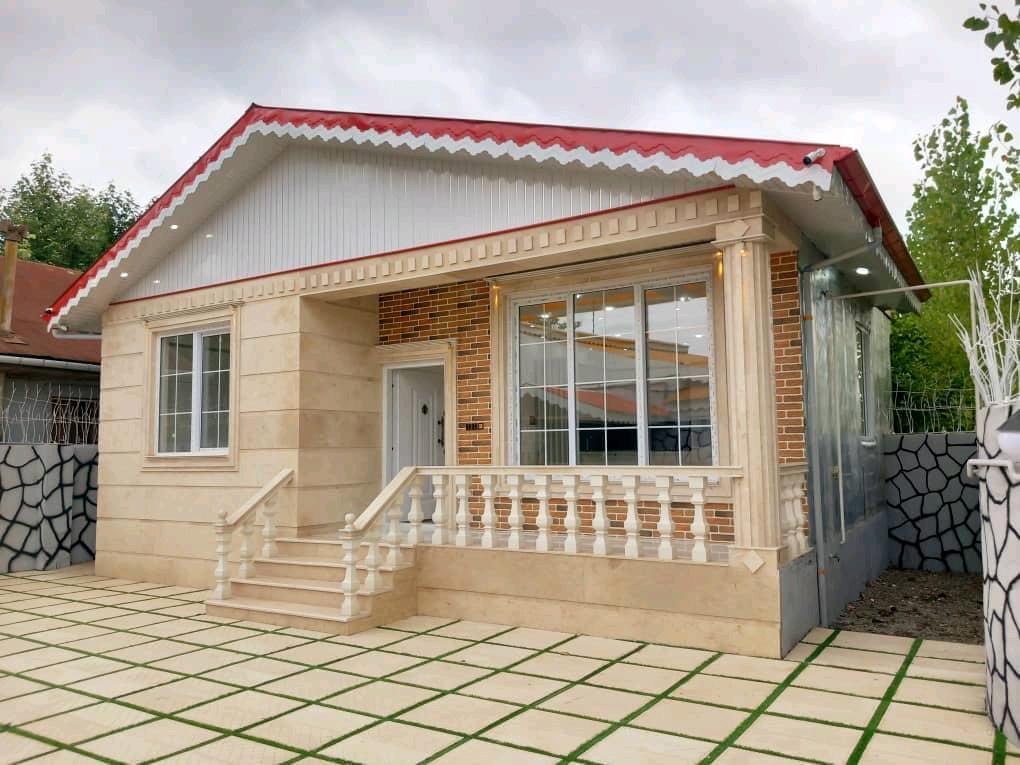 تصویر یک ویلای فلت روستایی که محوطه سازی شده و از چمن مصنوعی استفاده شده