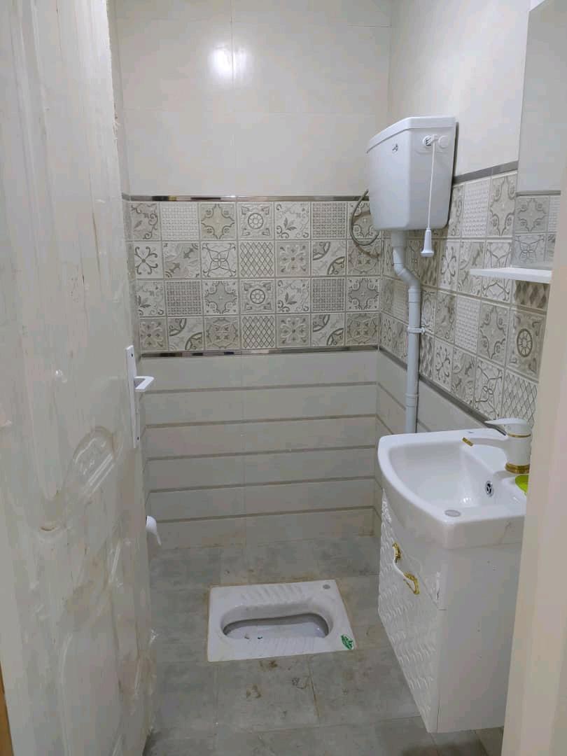 تصویر یک ویلای فلت روستایی که محوطه سازی شده و از چمن مصنوعی استفاده شده