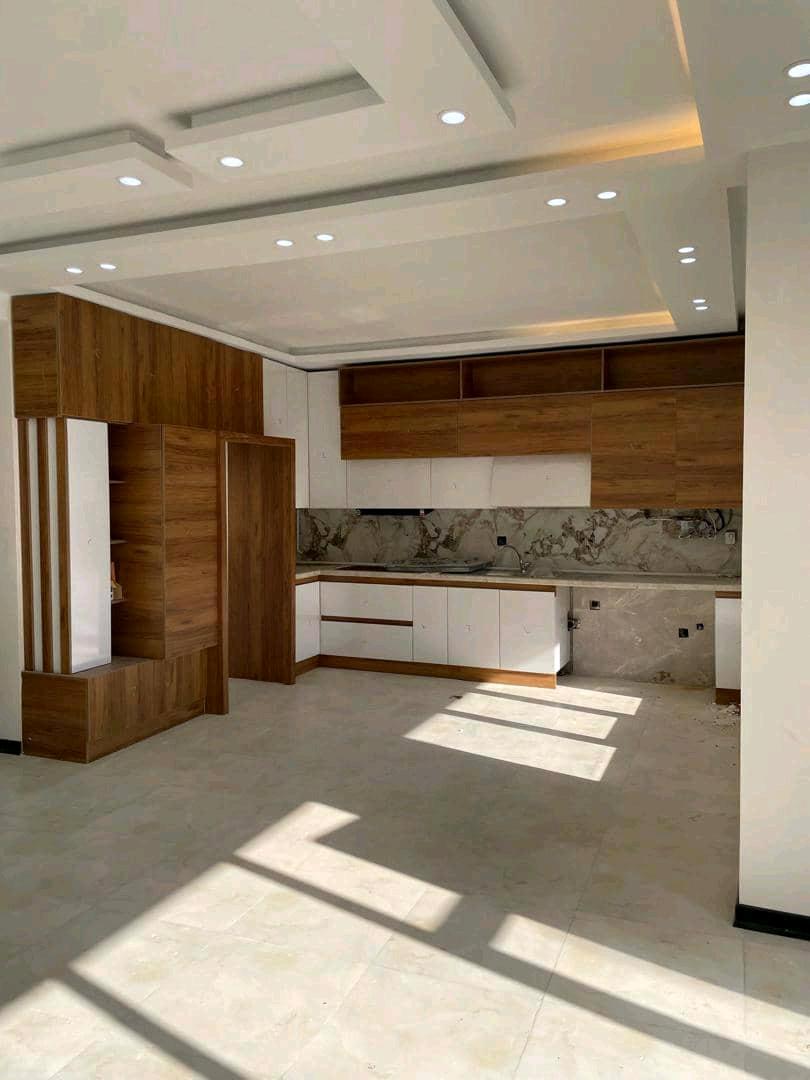 تصویر یک ویلای فلت روستایی که محوطه سازی شده و از چمن مصنوعی استفاده شده