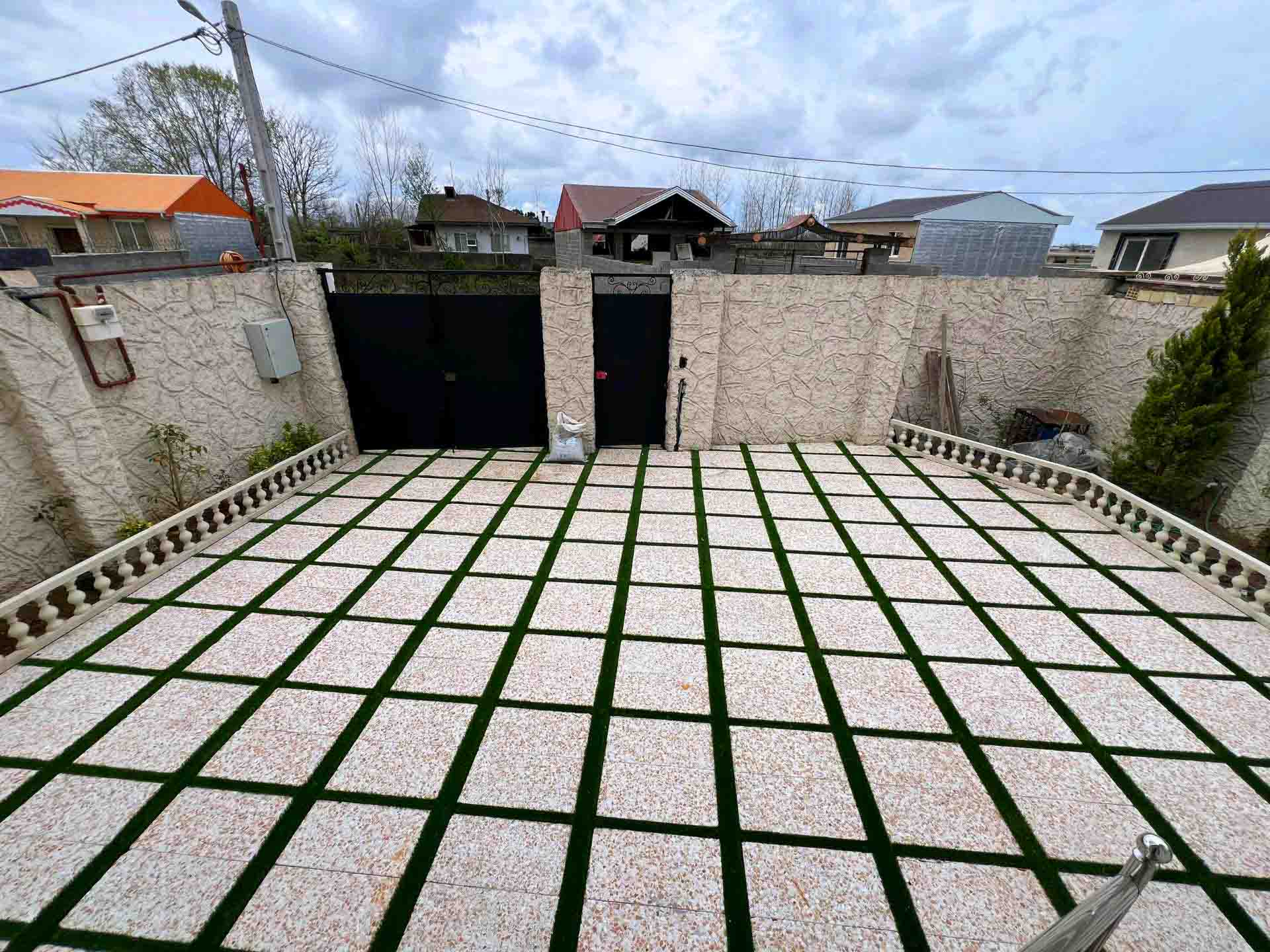 تصویر یه ویلای فلت در موقعیت شهری با محوطه بزرگ