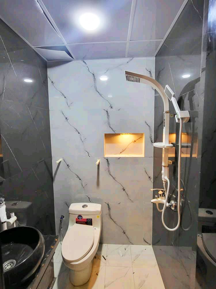 تصویر یک ویلای نما مدرن و محوطه سازی شده با موزاییک و چمن مصنوعی