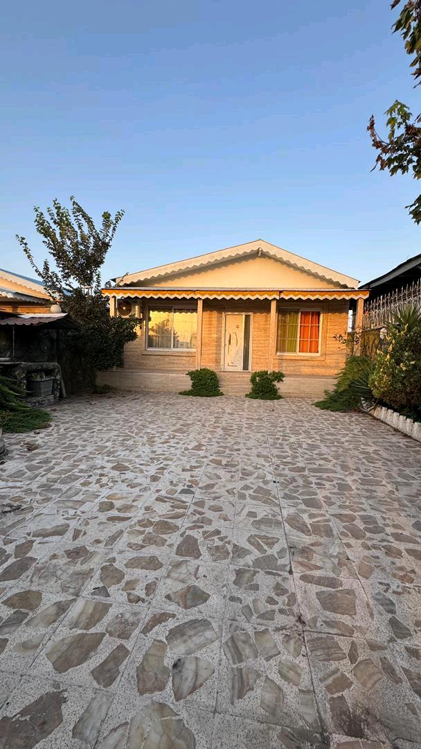 یک ویلای نما سنگ با حیاط بزرگ