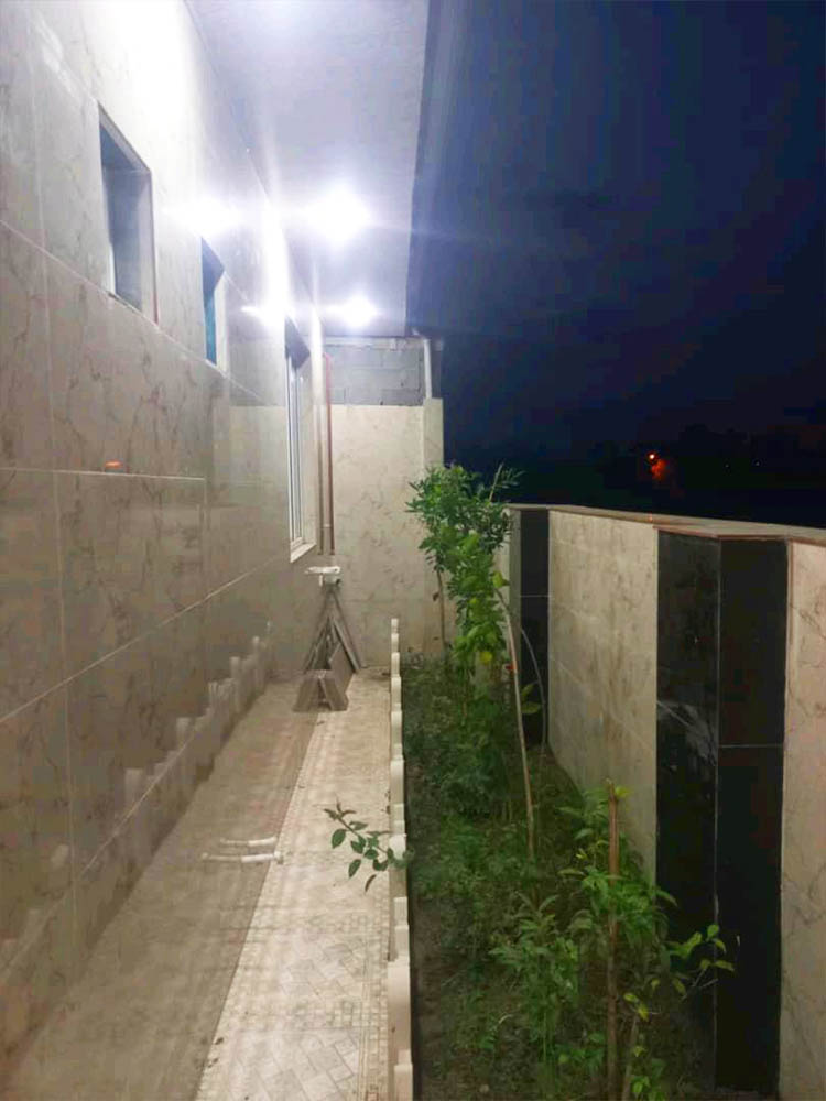 تصویر یک ویلای نما مدرن و محوطه سازی شده با موزاییک و چمن مصنوعی