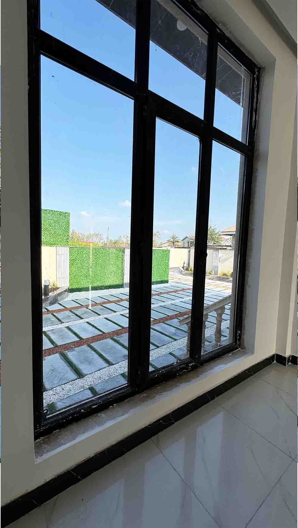 یه ویلای نوساز نما مدرن با محوطه سازی موزاییک و چمن مصنوعی