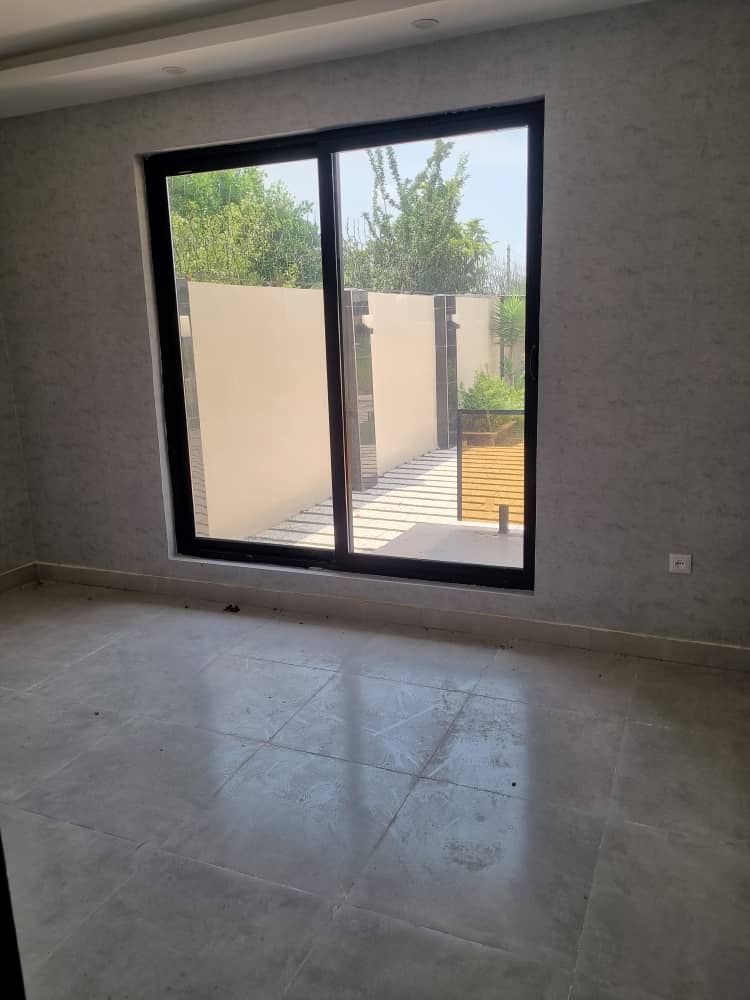 تصویر یه ویلای فلت در موقعیت روستایی با محوطه بزرگ