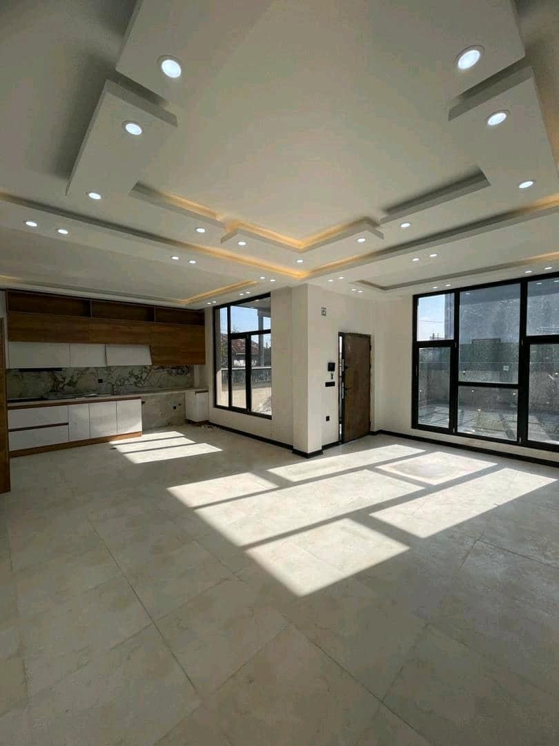 تصویر یه ویلای فلت در موقعیت شهری با محوطه بزرگ