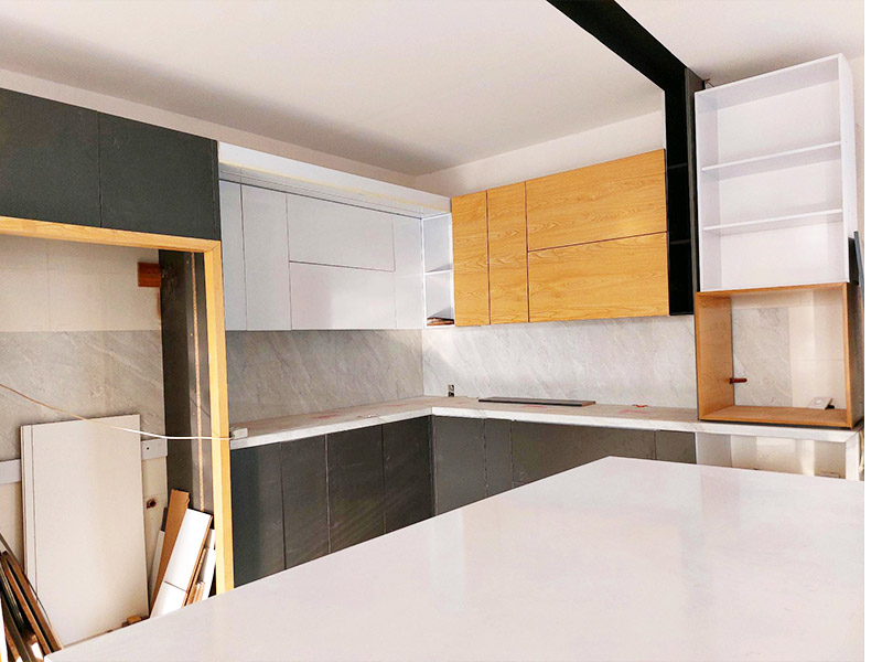 تصویر یک ویلای نما مدرن و محوطه سازی شده با موزاییک و چمن مصنوعی